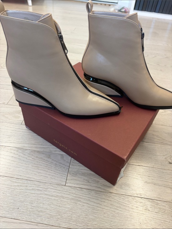 Torgeis Shoes - Corgis Beige Leather Ankle Boots with Sculpted Black-Trim Heel